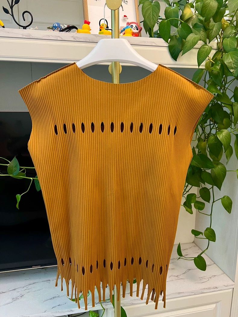 Issey Miyake Three-dimensional yellow sleeveless top with fringes-yf Size US M / EU 48-50 / 2 - 5 Thumbnail