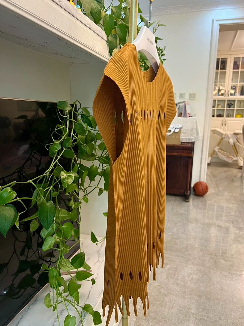 Issey Miyake Three-dimensional yellow sleeveless top with fringes-yf Size US M / EU 48-50 / 2 - 2 Thumbnail