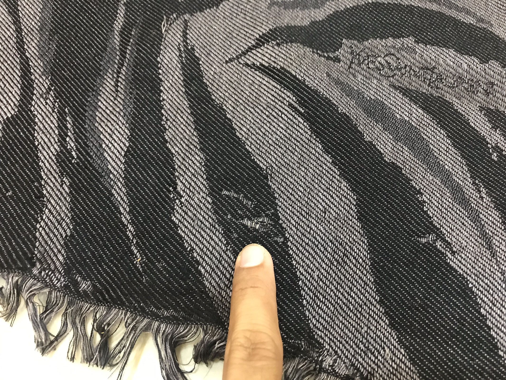 Yves Saint Laurent Yves Saint Laurent Silk Wool Large Scarf Pareo Foulards Size ONE SIZE - 7 Thumbnail