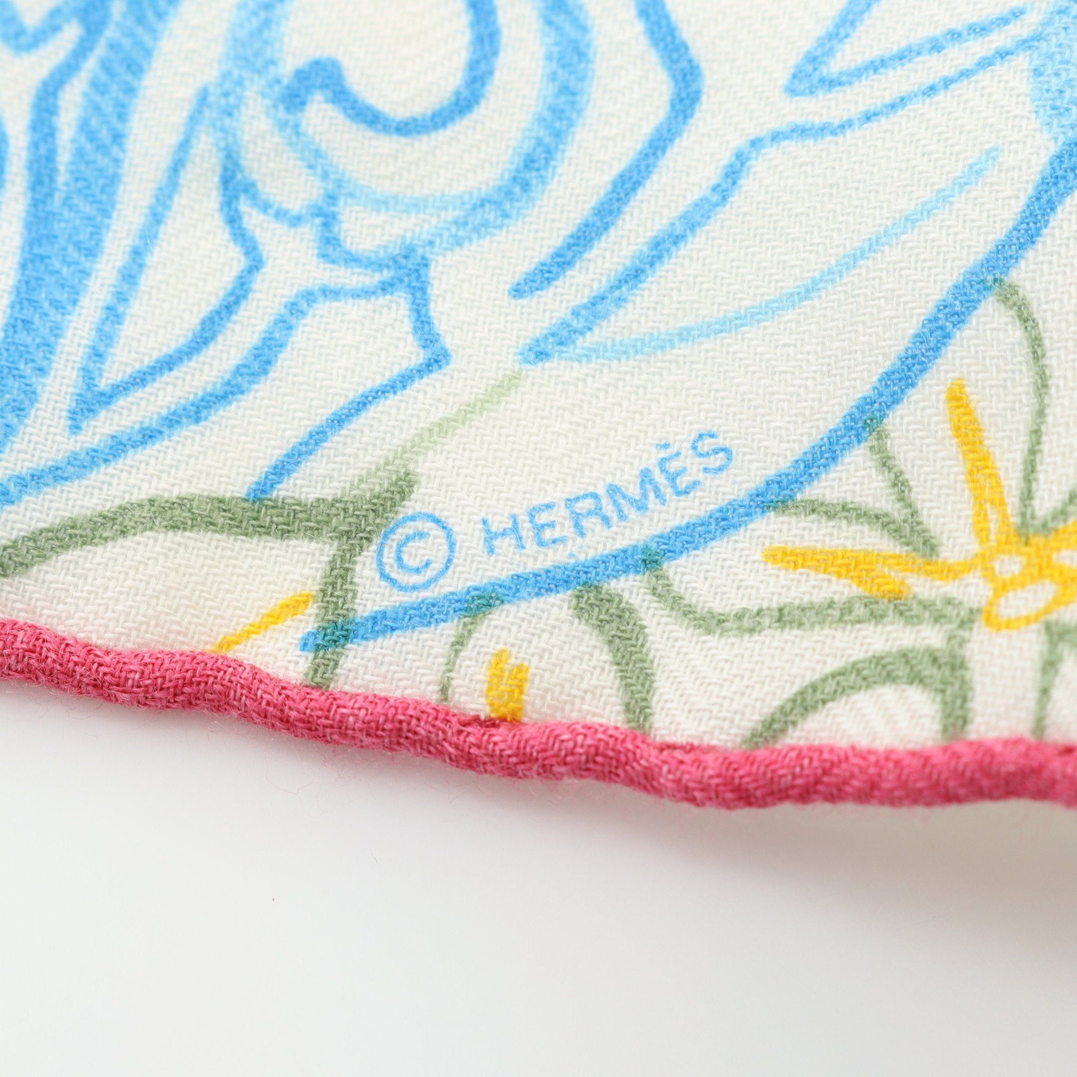 Hermes Hermes Triangle Geant Flamingo Party Coloriage Scarf Cashmere Silk Light Beige Multicolor Size ONE SIZE - 2 Thumbnail