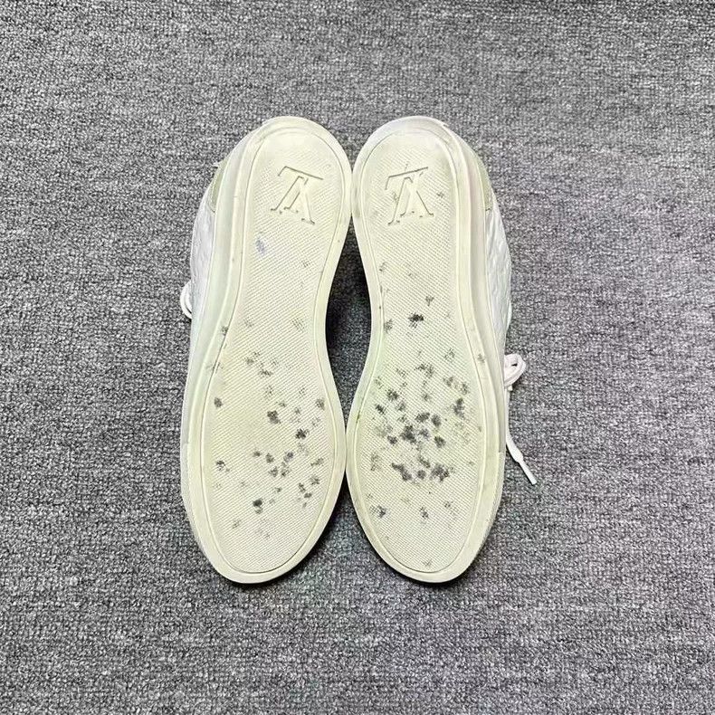 Louis Vuitton Louis Vuitton White Embossed Low Top Sneakers Size US 5 / IT 35 - 6 Thumbnail