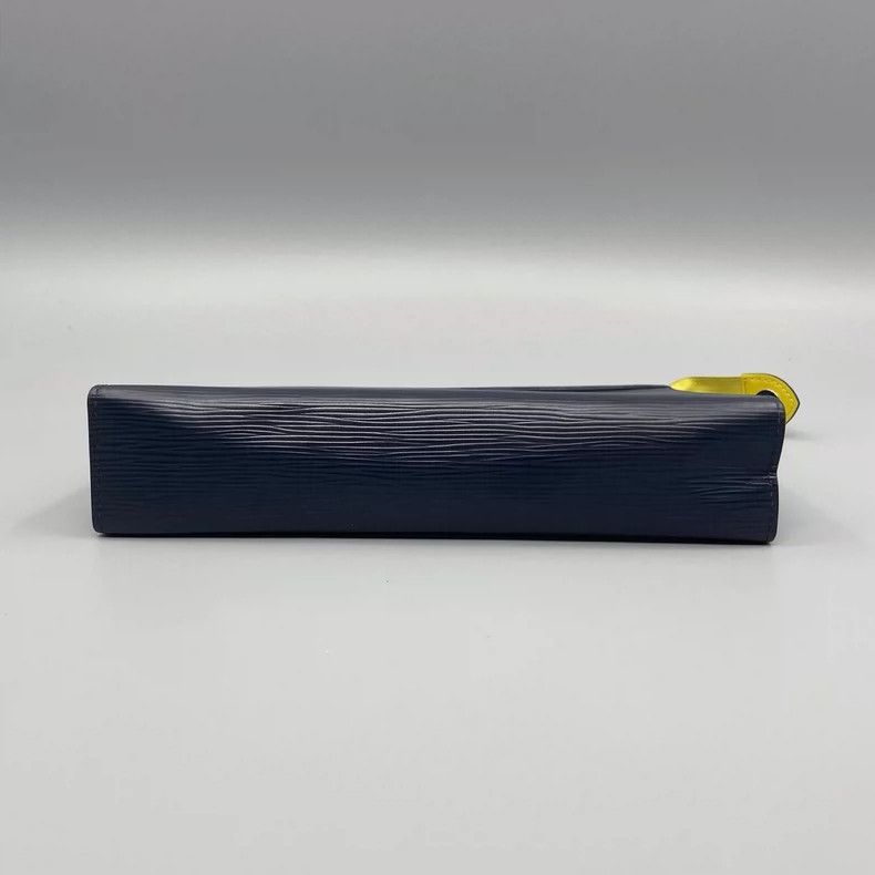 Louis Vuitton Louis Vuitton Water Wave Makeup Clutch Bag Size ONE SIZE - 3 Thumbnail