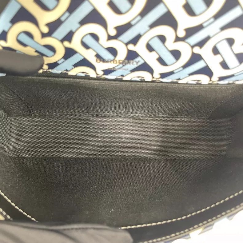 Burberry Burberry Barrel Crossbody Bag in Excellent Condition Size ONE SIZE - 9 Thumbnail