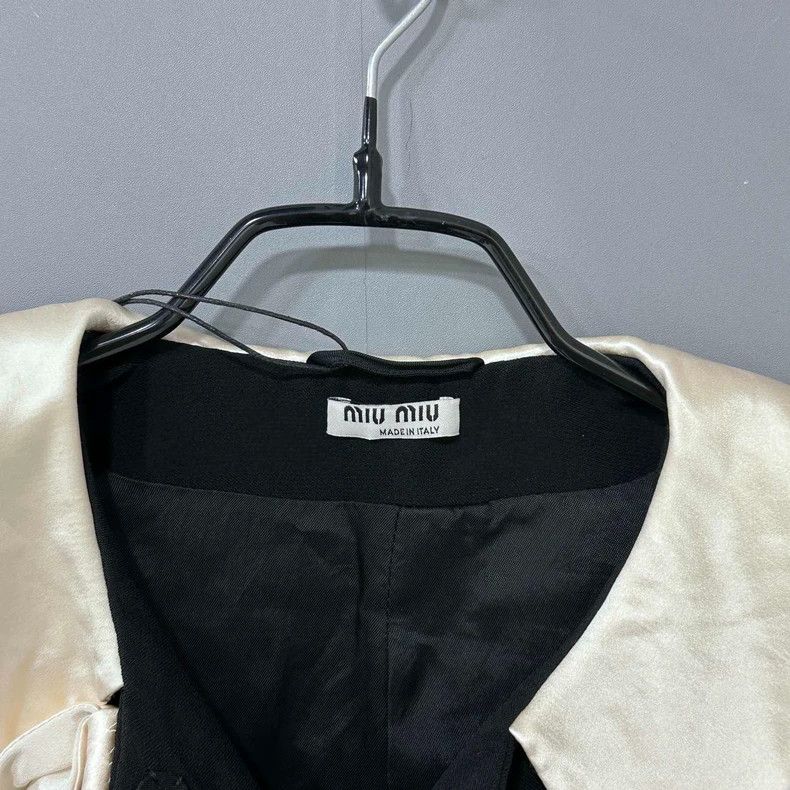 Chanel Black Jacket with Bow and Pearl Buttons Size M / US 6-8 / IT 42-44 - 5 Thumbnail