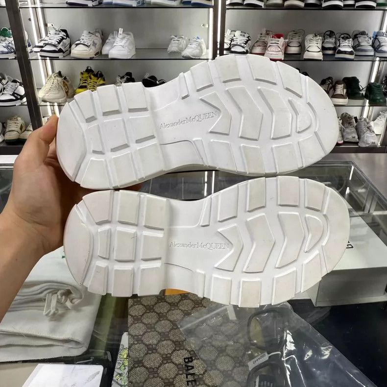 Alexander McQueen Alexander McQueen Black and White Platform Sneakers Size US 6 / IT 36 - 7 Thumbnail