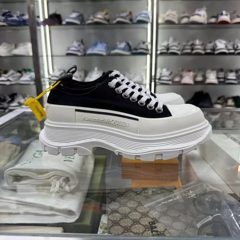 Alexander McQueen Alexander McQueen Black and White Platform Sneakers Size US 6 / IT 36 - 2 Thumbnail