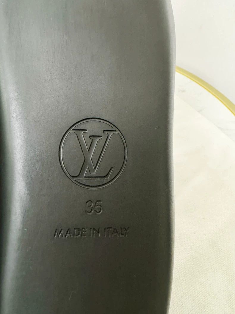 Louis Vuitton Louis Vuitton Slides Size 35 Used 2-3 Times Size US 5 / IT 35 - 6 Thumbnail