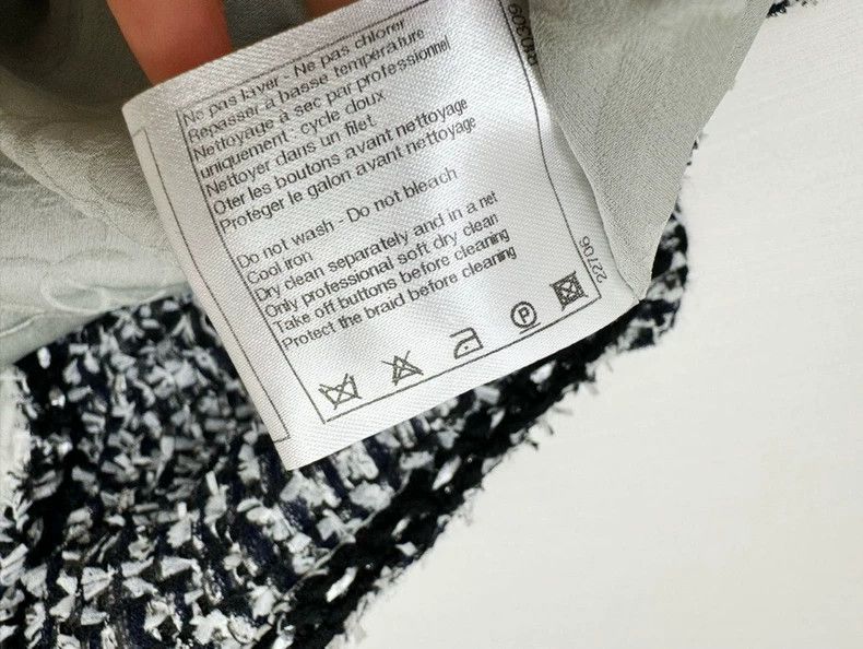 Chanel Classic Black and White Chanel Short Jacket Size XS / US 0-2 / IT 36-38 - 4 Thumbnail