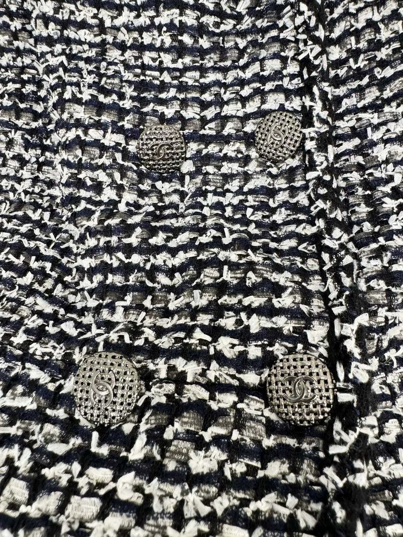 Chanel Classic Black and White Chanel Short Jacket Size XS / US 0-2 / IT 36-38 - 3 Thumbnail