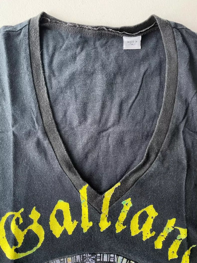 John Galliano John Galliano Graphic V-Neck T-Shirt-dmc Size US S / EU 44-46 / 1 - 3 Thumbnail
