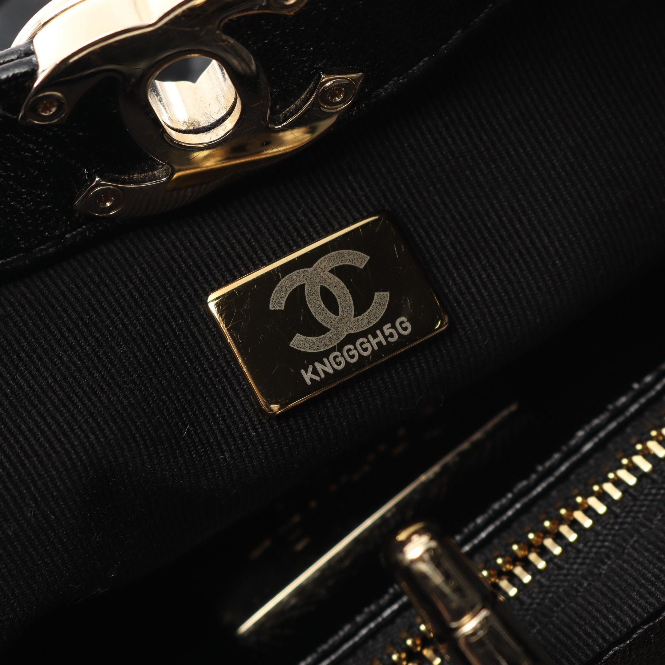 Chanel Chanel Chanel 31 Shoulder Bag Leather Black Gold Hardware Size ONE SIZE - 5 Thumbnail