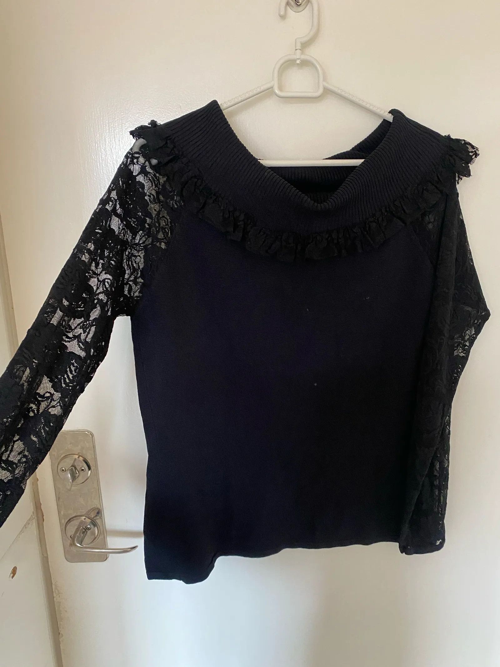 8 by YOOX Signature Off-shoulder spetsblus med volangdetalj Blouse Size M / US 6-8 / IT 42-44 - 3 Thumbnail