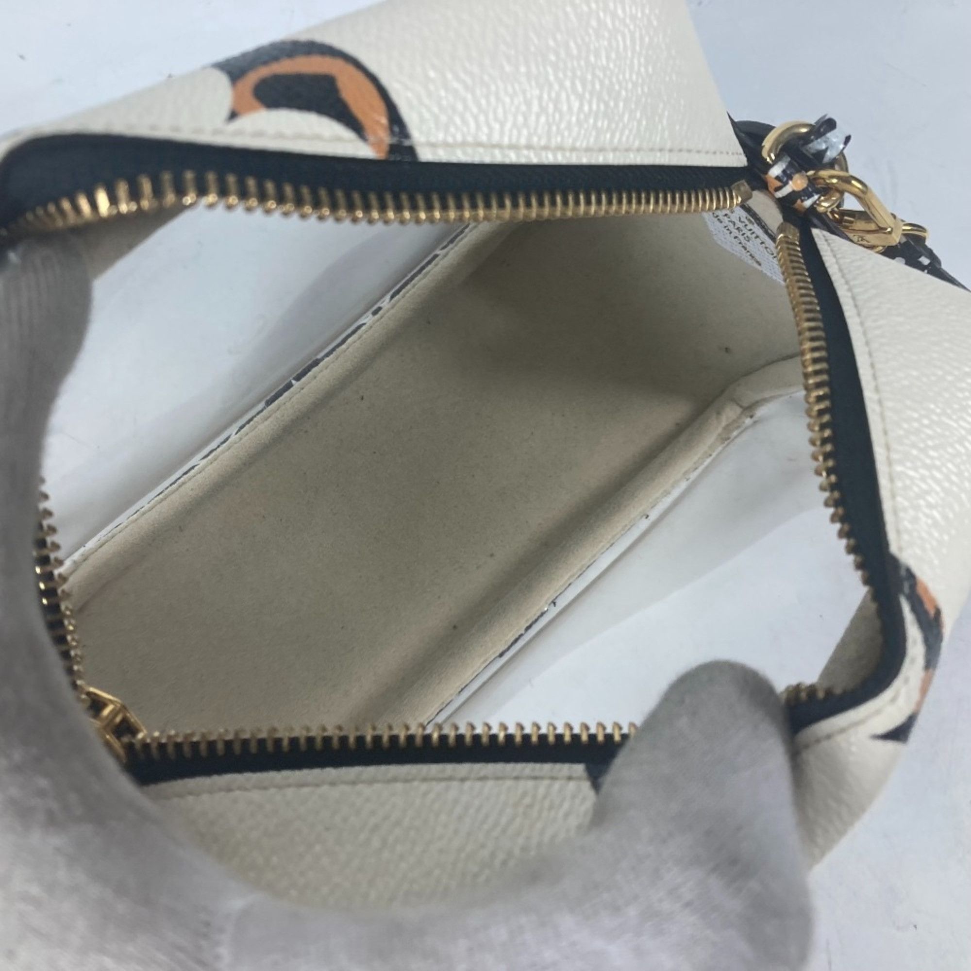 Louis Vuitton Louis Vuitton Beach Pouch clutch Size ONE SIZE - 9 Thumbnail