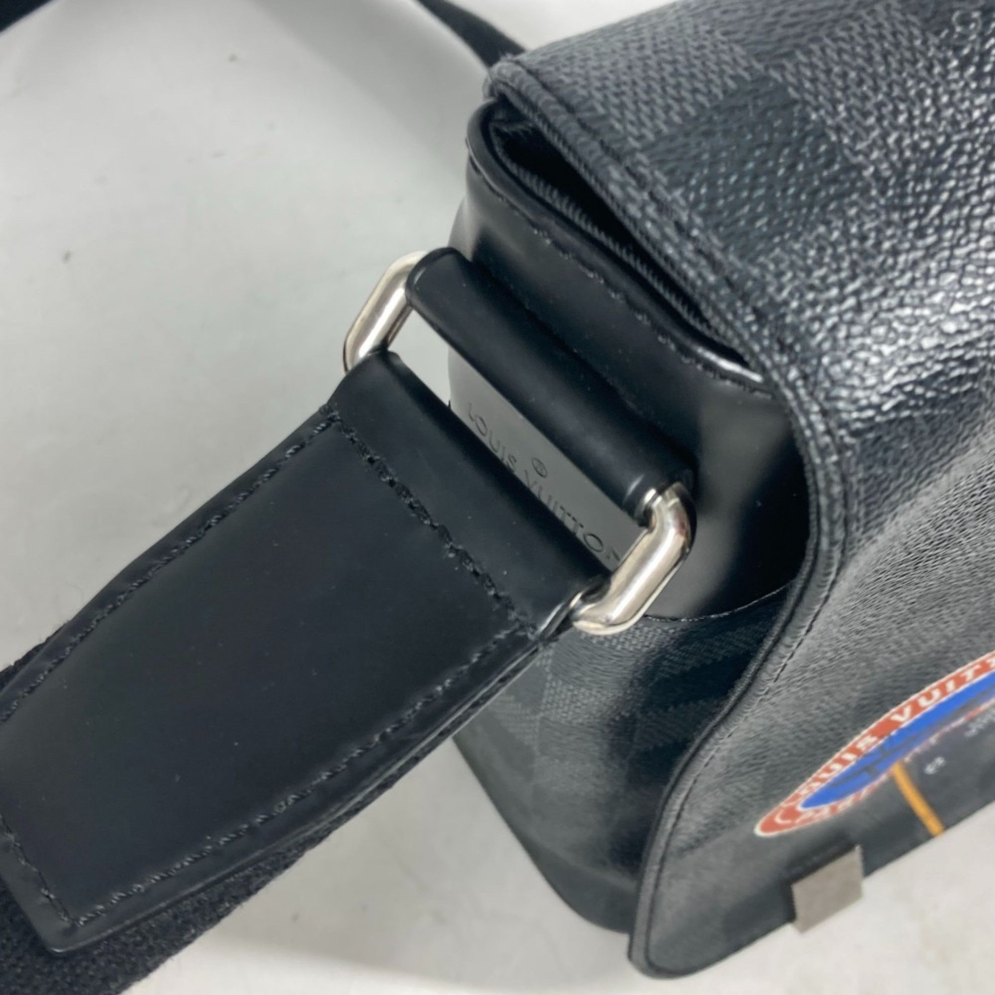 Louis Vuitton Louis Vuitton District shoulder Size ONE SIZE - 7 Thumbnail