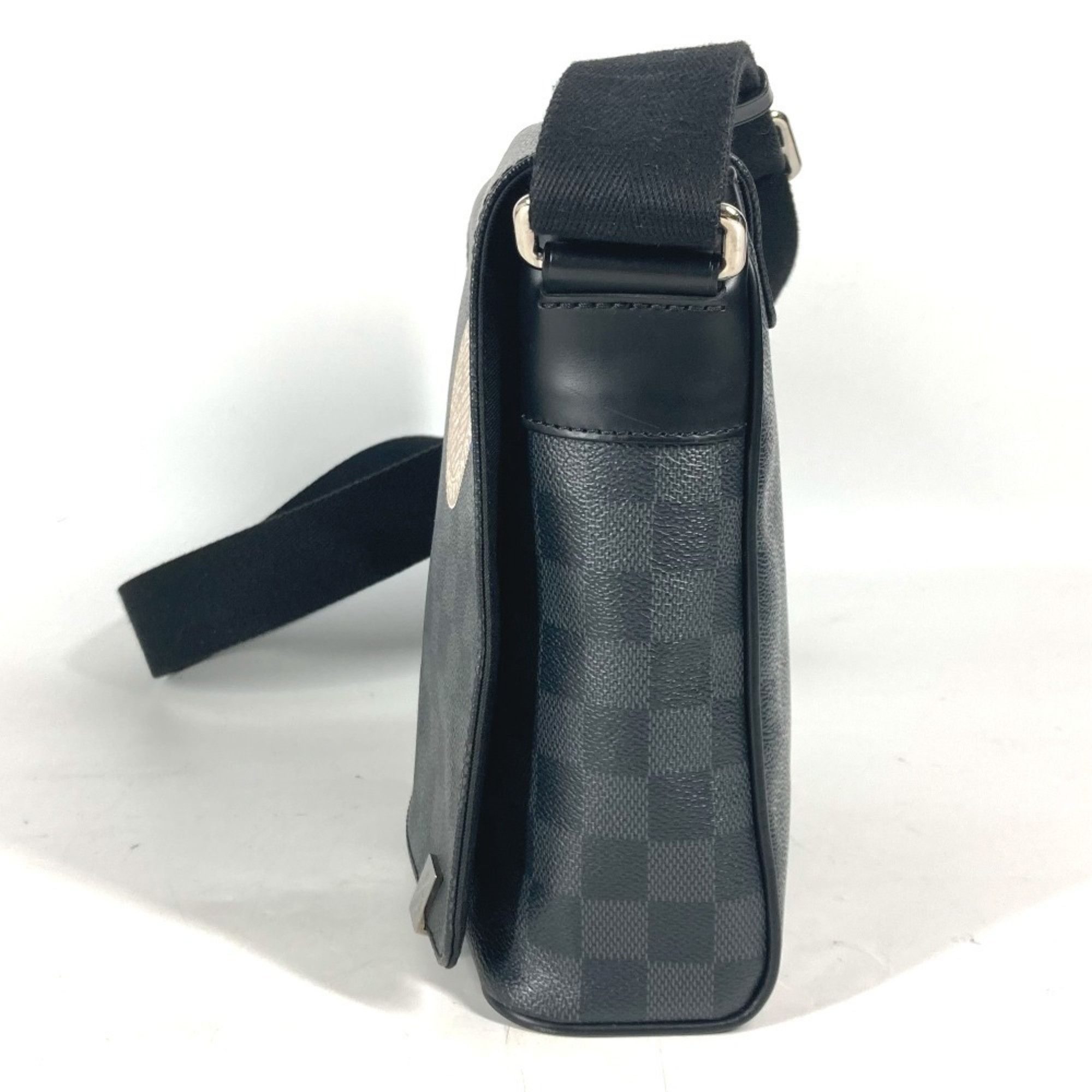 Louis Vuitton Louis Vuitton District shoulder Size ONE SIZE - 3 Thumbnail