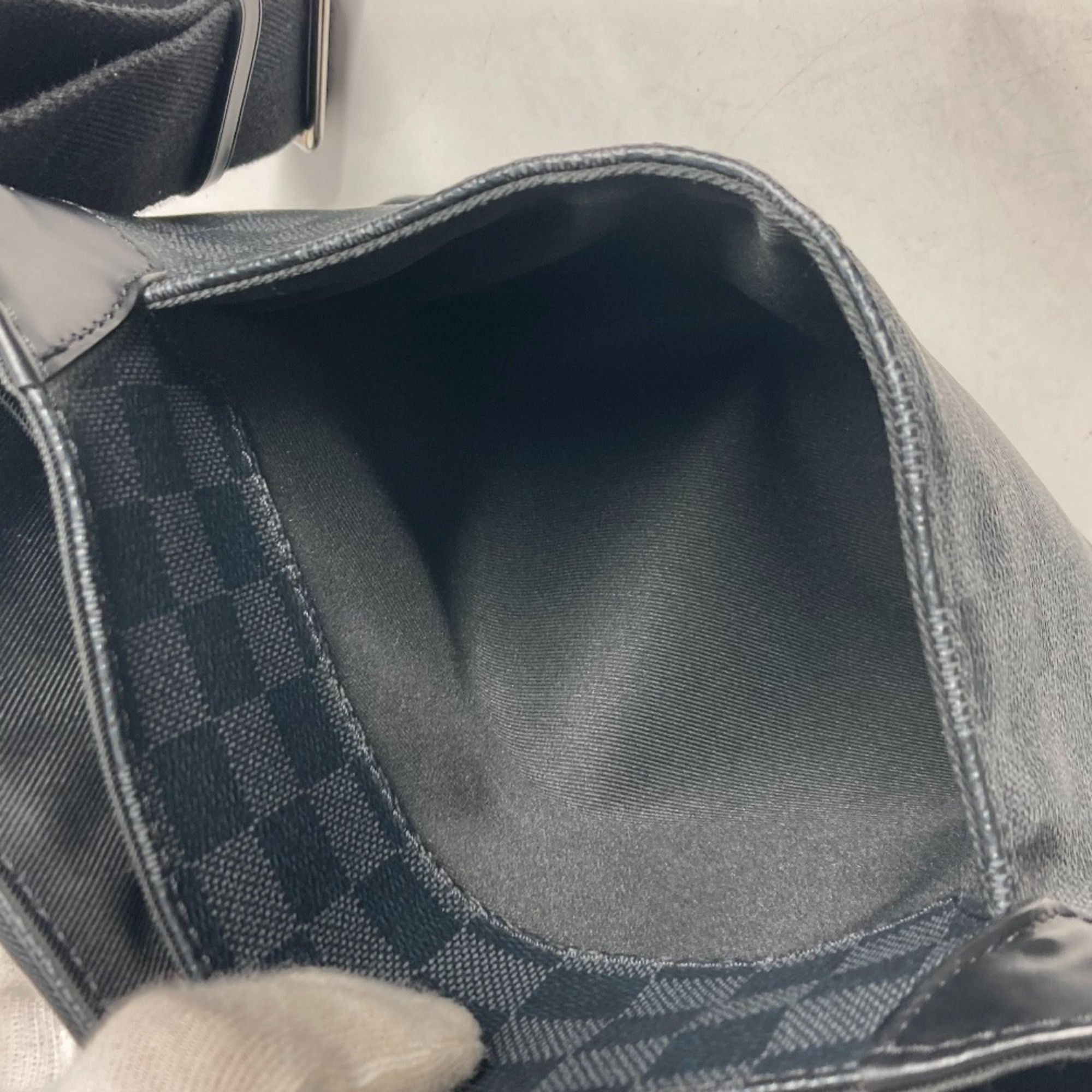 Louis Vuitton Louis Vuitton District shoulder Size ONE SIZE - 14 Thumbnail