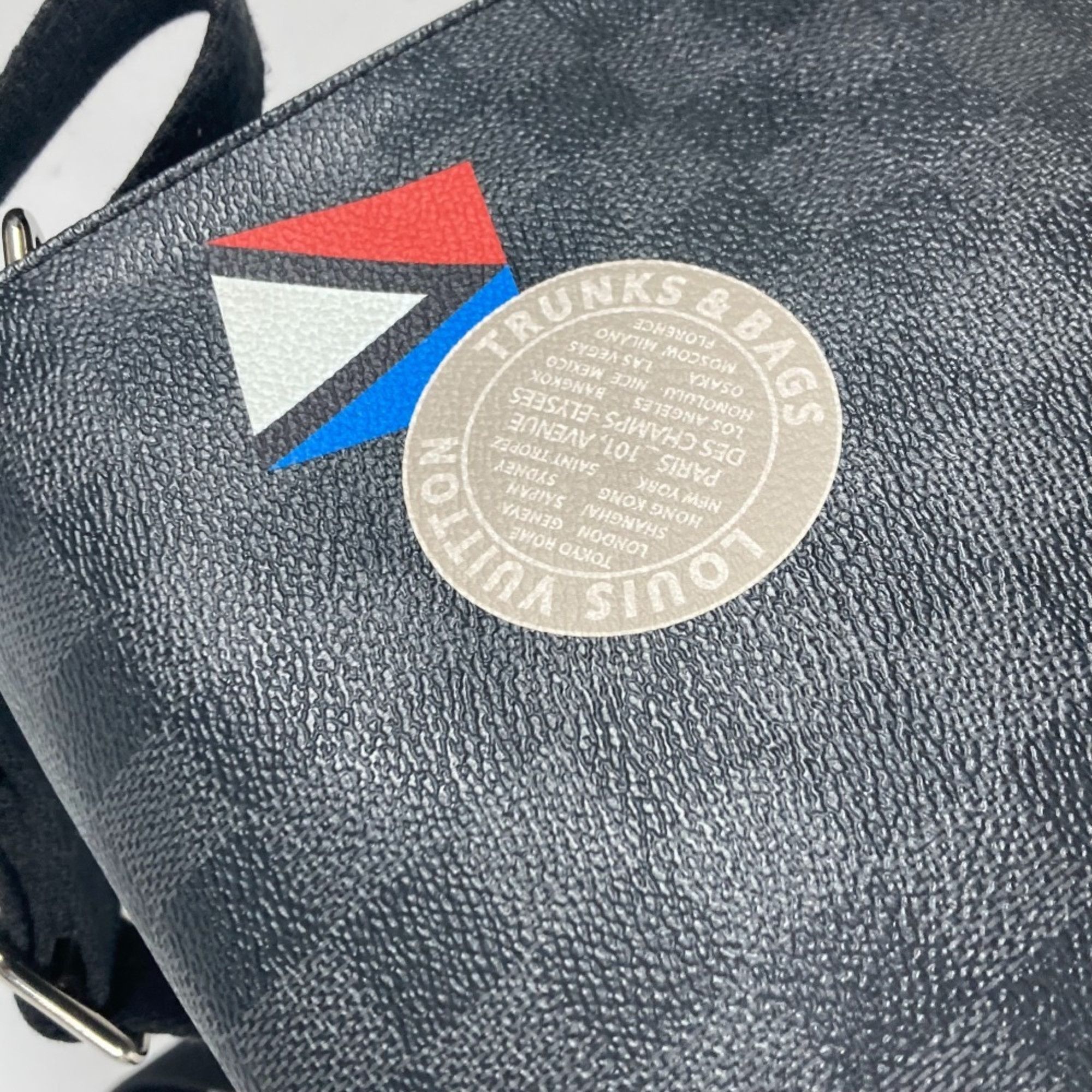 Louis Vuitton Louis Vuitton District shoulder Size ONE SIZE - 12 Thumbnail