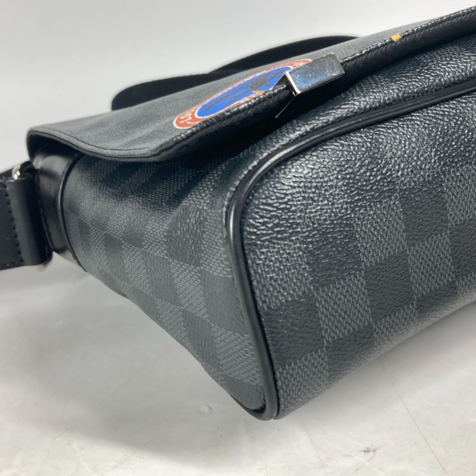 Louis Vuitton Louis Vuitton District shoulder Size ONE SIZE - 10 Thumbnail