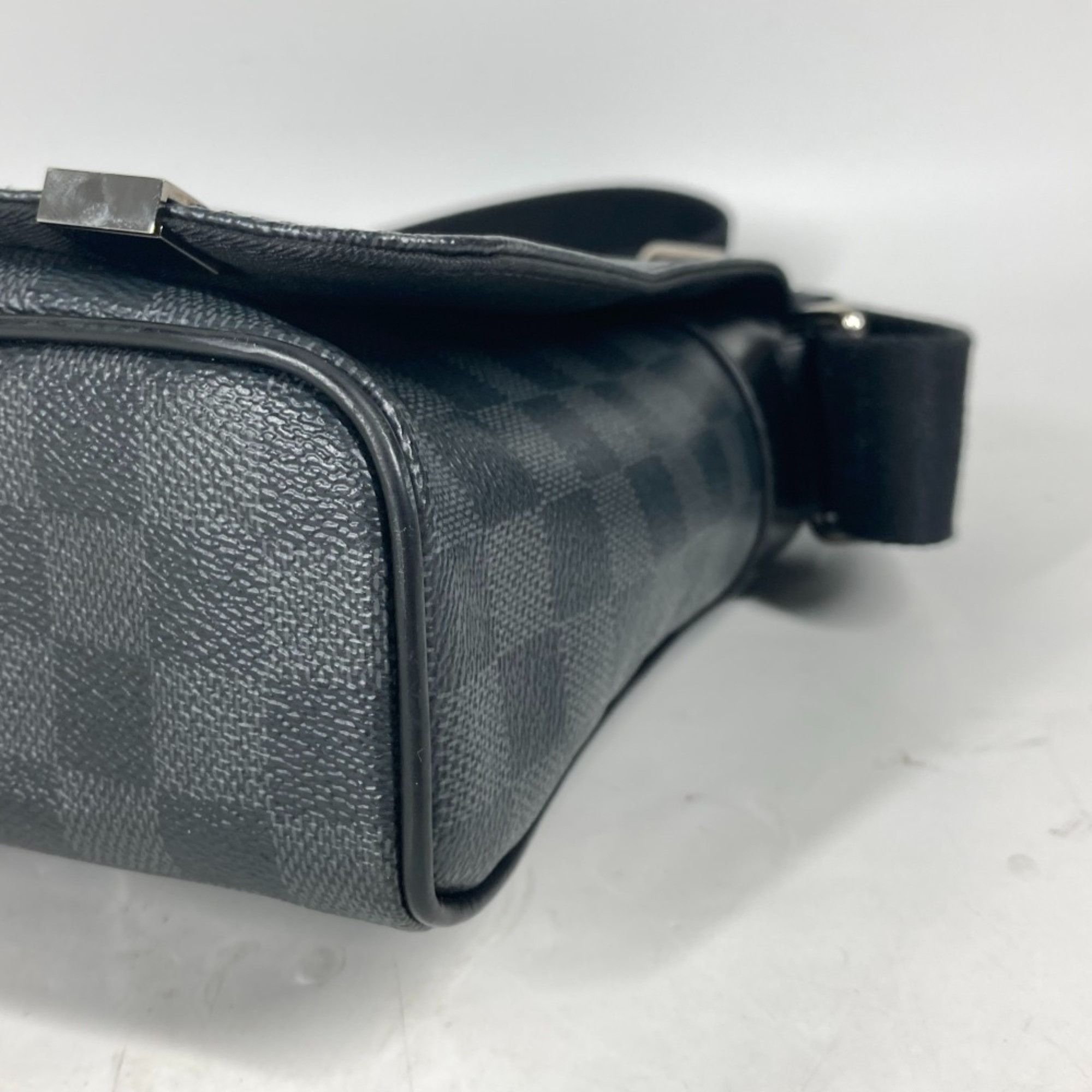 Louis Vuitton Louis Vuitton District shoulder Size ONE SIZE - 9 Thumbnail