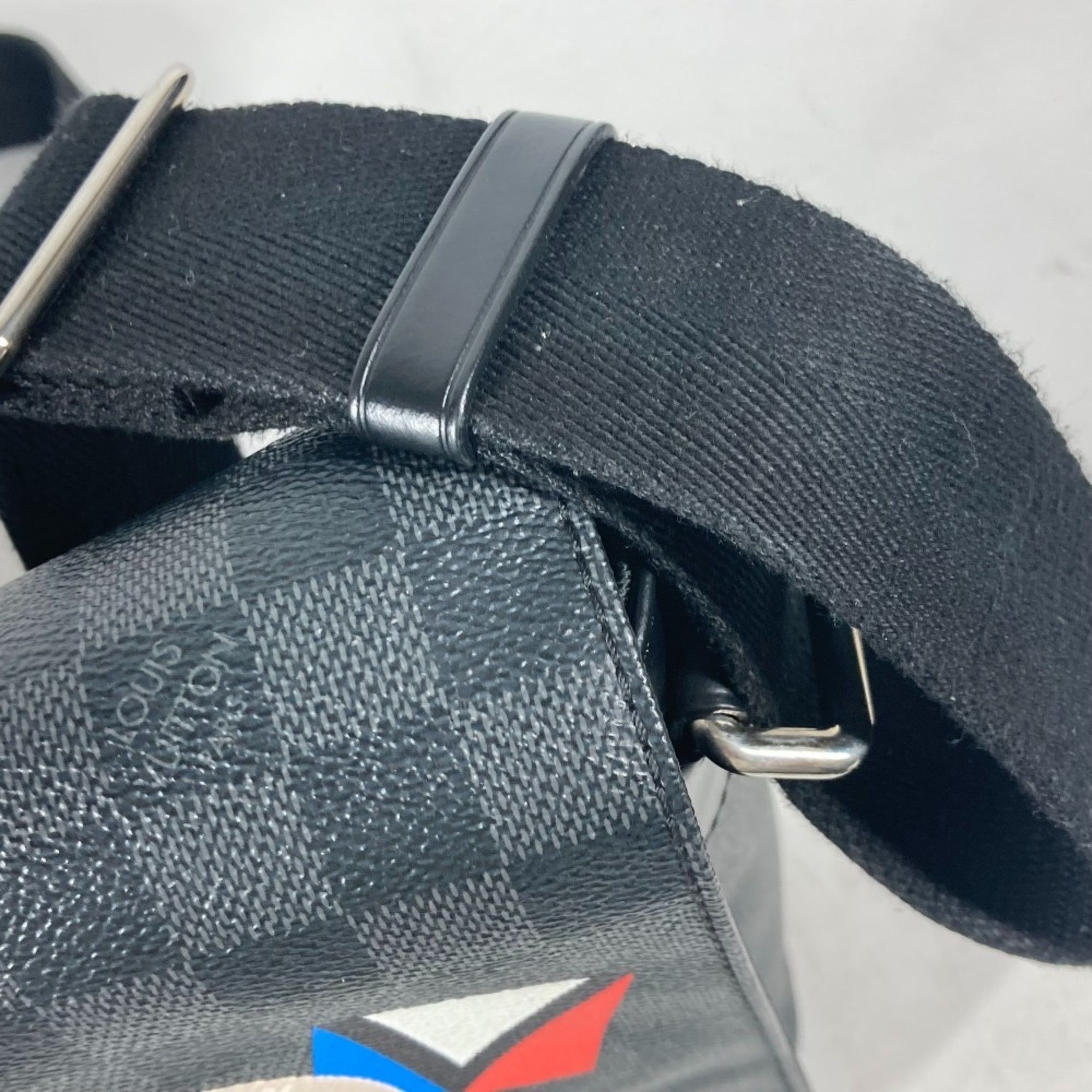 Louis Vuitton Louis Vuitton District shoulder Size ONE SIZE - 6 Thumbnail