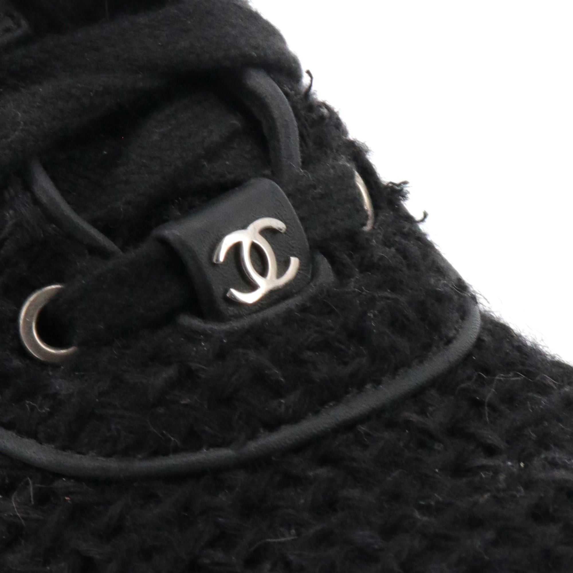CHANEL - Chanel low-top sneakers in black tweed (T39)