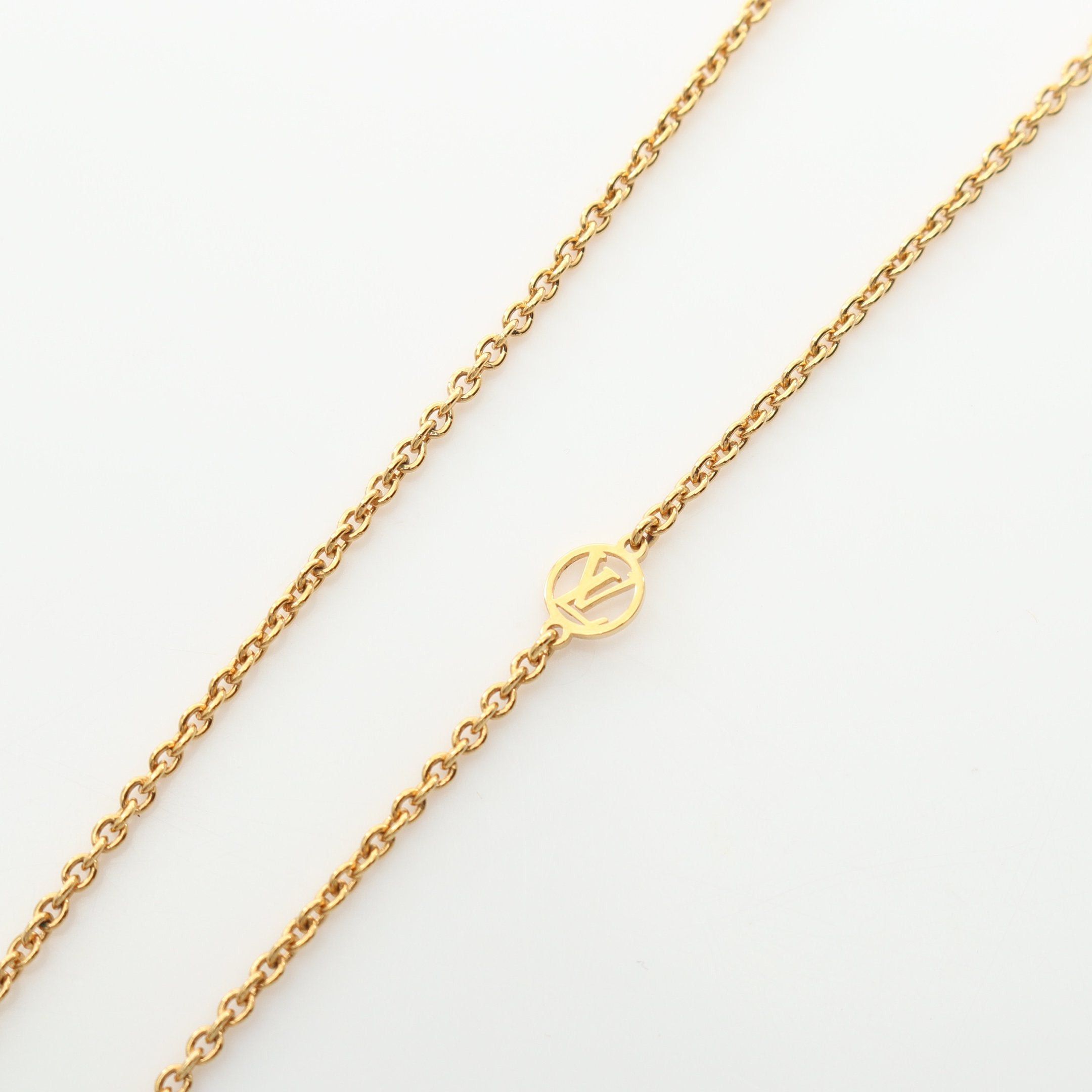 Louis Vuitton Louis Vuitton Collier Essential V Perl Necklace Gp Fake Pearl Gold Off White Size ONE SIZE - 8 Thumbnail