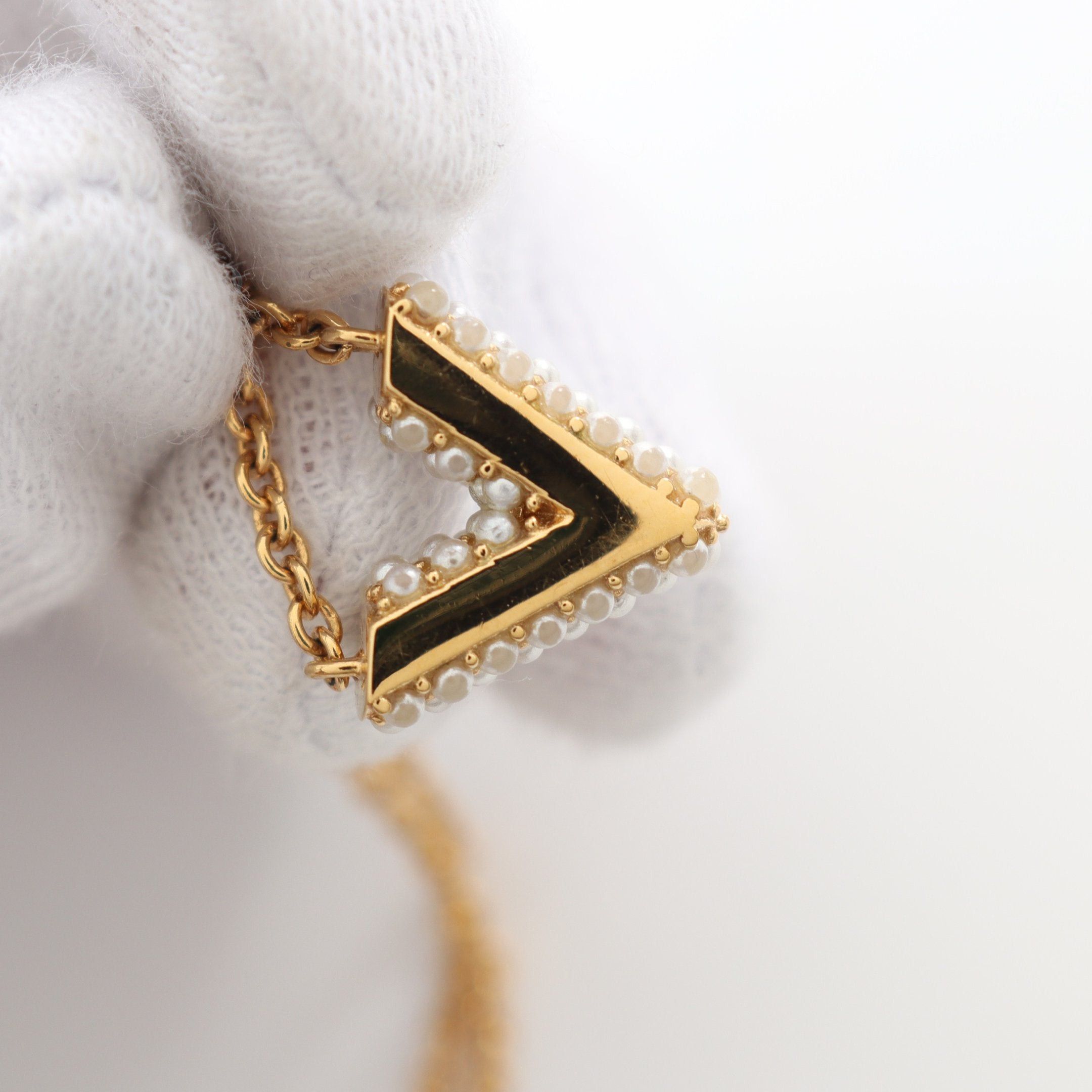 Louis Vuitton Louis Vuitton Collier Essential V Perl Necklace Gp Fake Pearl Gold Off White Size ONE SIZE - 7 Thumbnail