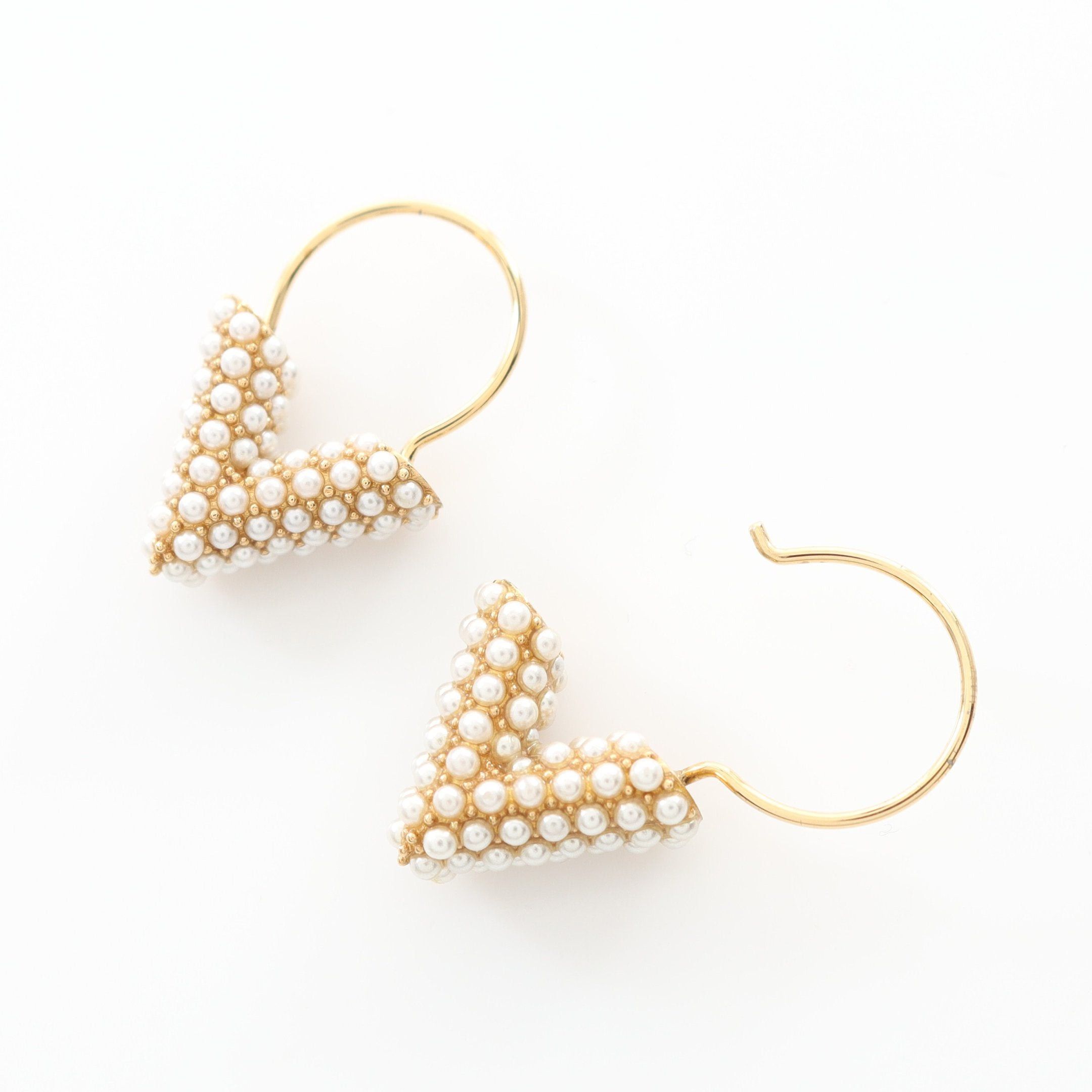 Louis Vuitton Louis Vuitton Buffalo Dreille Hoop Essential V Perl Earrings Gp Fake Pearl Gold Off White Size ONE SIZE - 3 Thumbnail