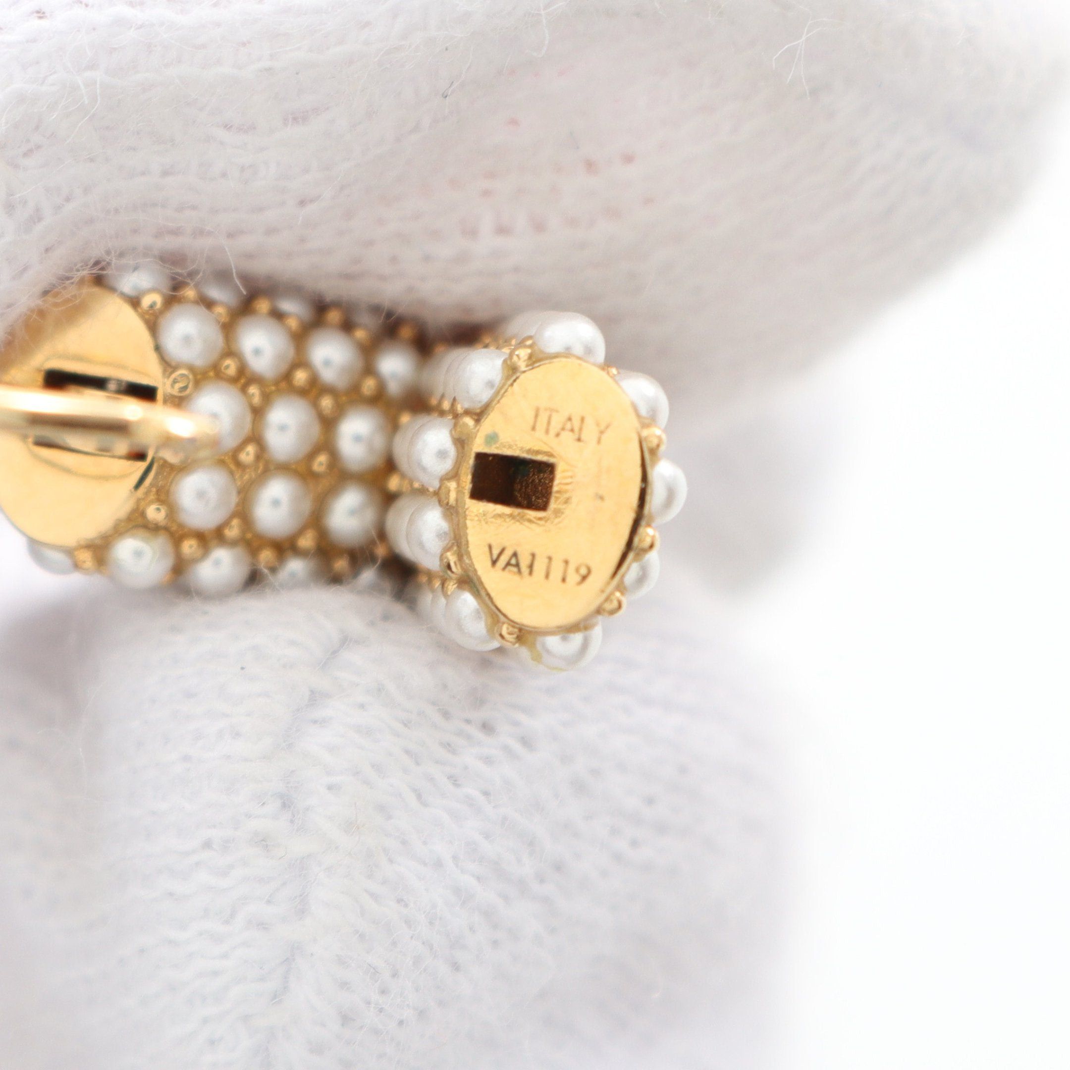 Louis Vuitton Louis Vuitton Buffalo Dreille Hoop Essential V Perl Earrings Gp Fake Pearl Gold Off White Size ONE SIZE - 4 Thumbnail