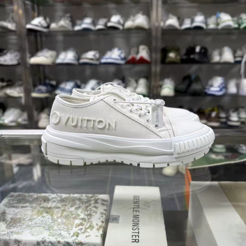 Louis Vuitton LOUIS VUITTON White Sneakers Size 38 Size US 8 / IT 38 - 2 Thumbnail