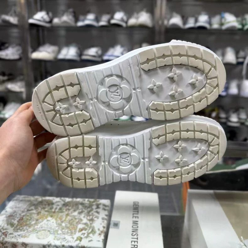 Louis Vuitton LOUIS VUITTON White Sneakers Size 38 Size US 8 / IT 38 - 7 Thumbnail