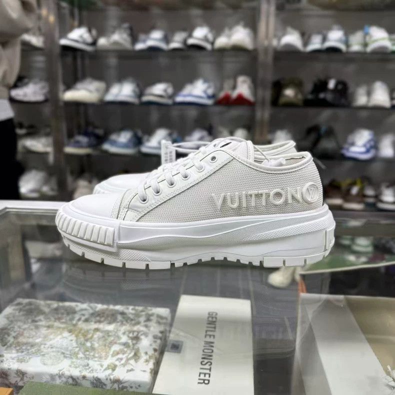 Louis Vuitton LOUIS VUITTON White Sneakers Size 38 Size US 8 / IT 38 - 3 Thumbnail