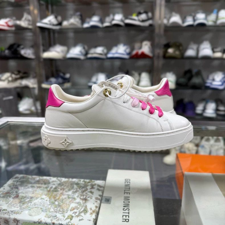 Louis Vuitton LV Gradient Logo Sneakers Size 37 Size US 6 / IT 36 - 4 Thumbnail