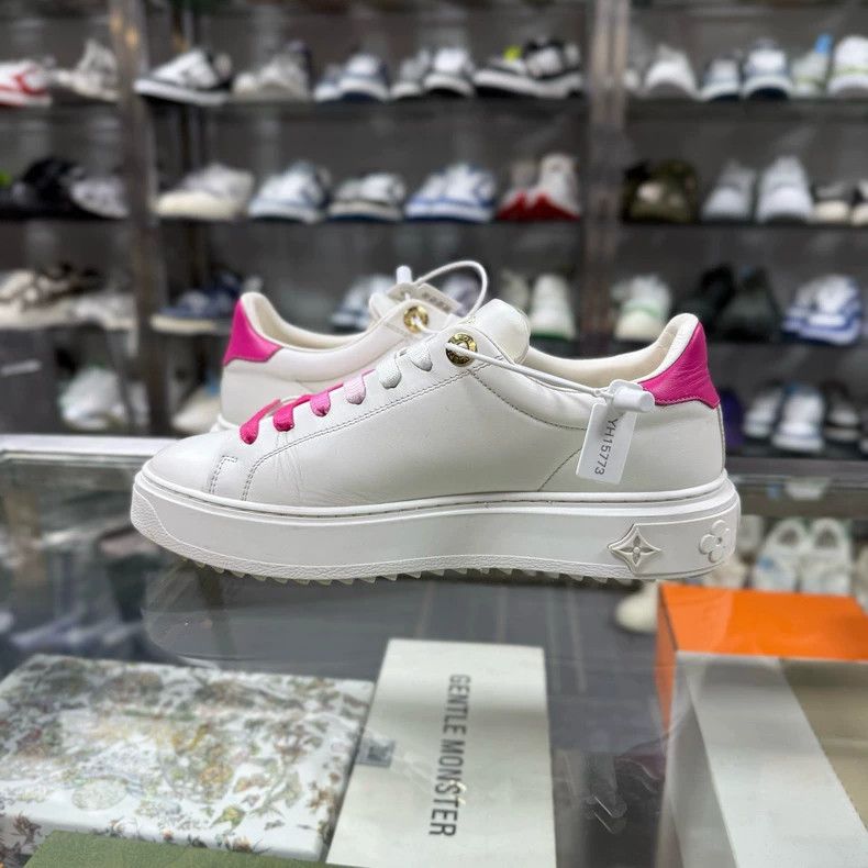 Louis Vuitton LV Gradient Logo Sneakers Size 37 Size US 6 / IT 36 - 5 Thumbnail