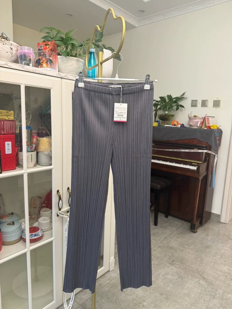 Issey Miyake Straight Leg Pants in Dark Gray-yf