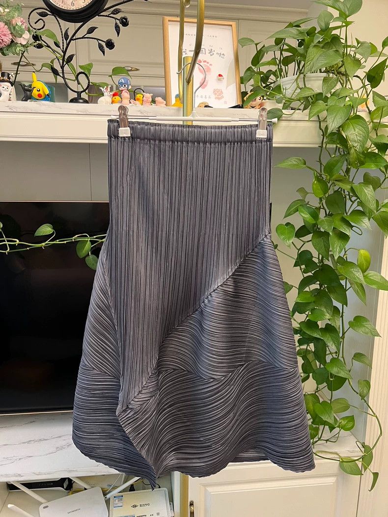 Issey Miyake Issey Miyake Pleated Midi Skirt in Dark Gray-yf Size 22" - 6 Thumbnail