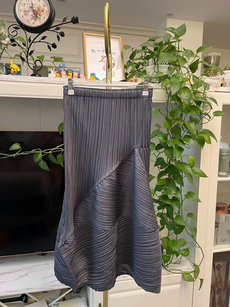 Issey Miyake Issey Miyake Pleated Midi Skirt in Dark Gray-yf Size 22" - 2 Thumbnail