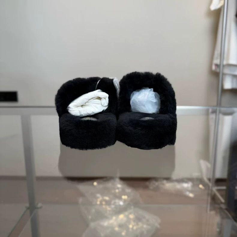 Celine CELINE Triomphe Sheepskin Slippers Size 37 Size US 6 / IT 36 - 6 Thumbnail