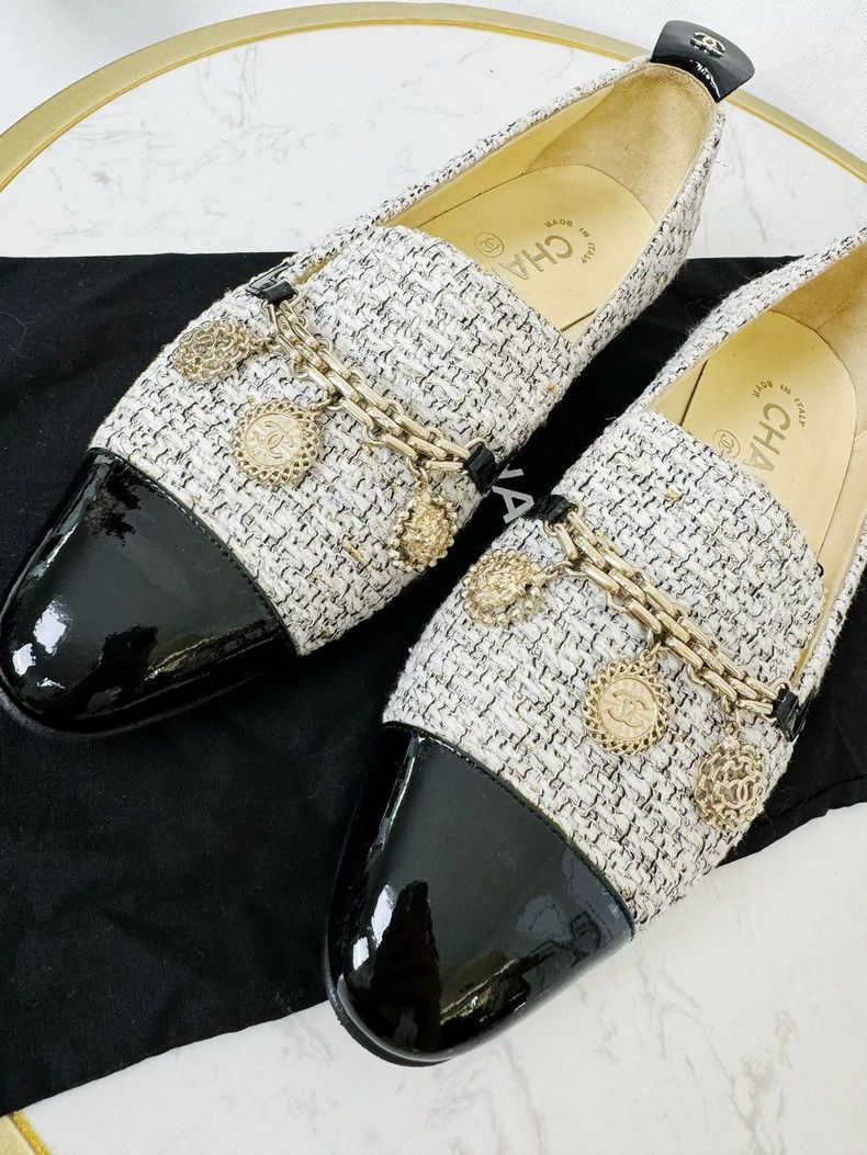 Chanel Chanel Beige Flats with Black Toe Cap Size US 5 / IT 35 - 2 Thumbnail