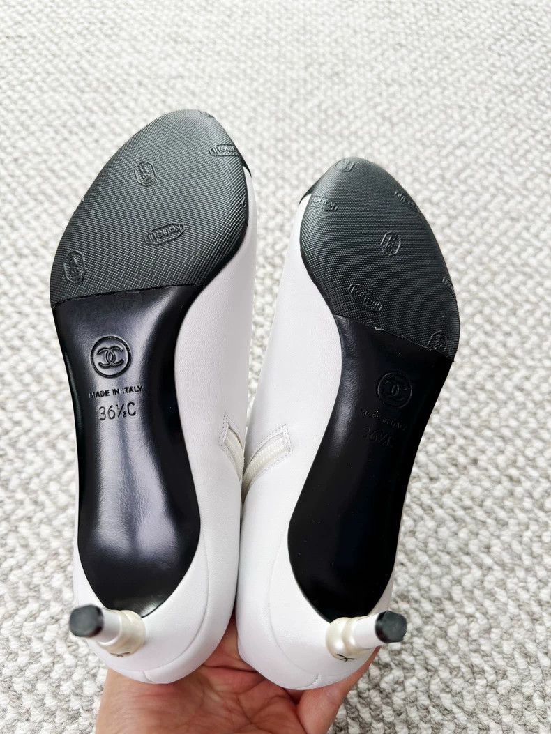 Chanel Chanel White Ankle Boots with Black Tips Size US 6 / IT 36 - 7 Thumbnail
