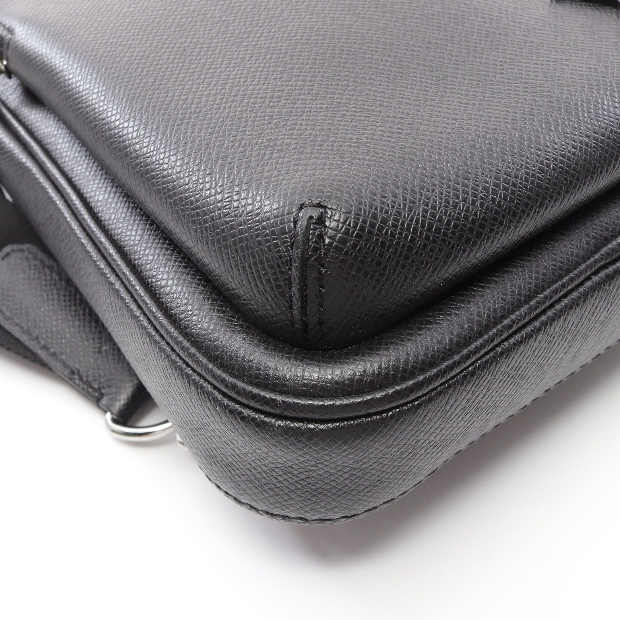 Louis Vuitton Louis Vuitton Avenue Sling Bag Taiga Body Leather Black Size ONE SIZE - 5 Thumbnail