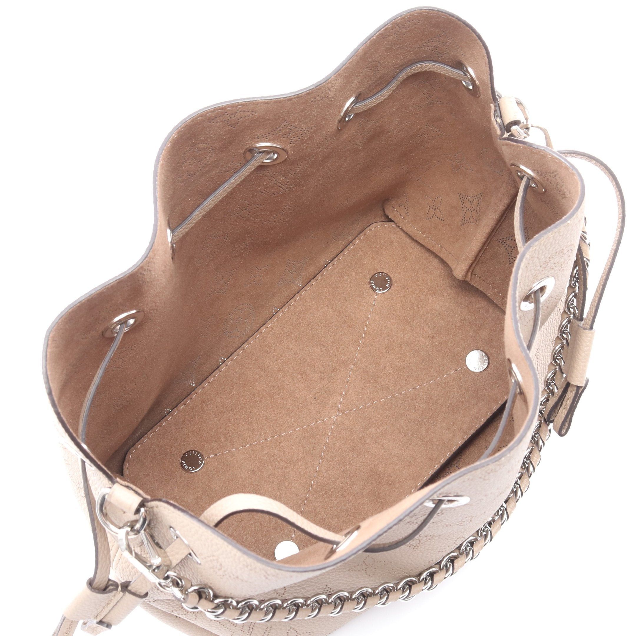 Louis Vuitton Louis Vuitton Bella Mahina Carré Chain Handbag Leather Gray Beige Size ONE SIZE - 3 Thumbnail