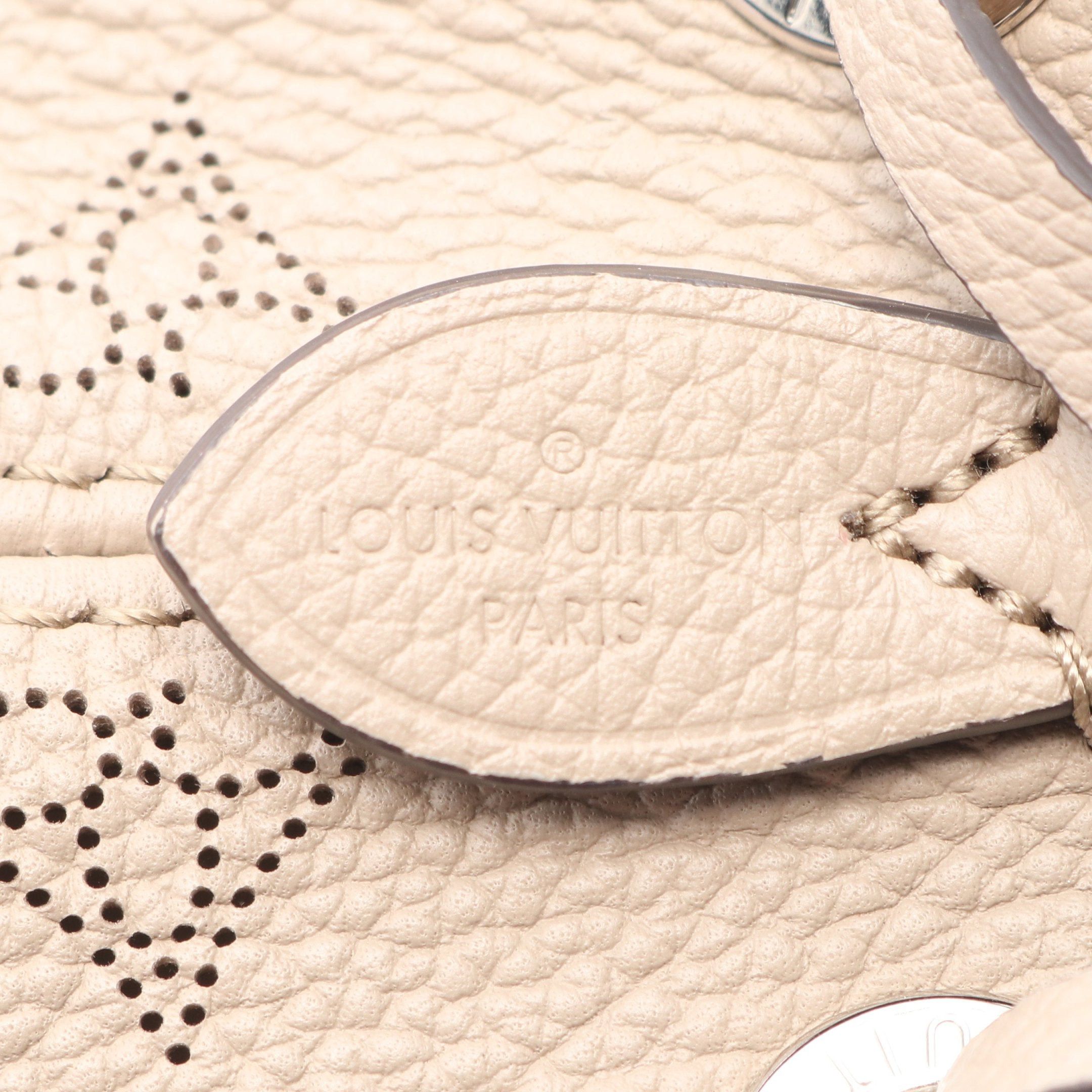 Louis Vuitton Louis Vuitton Bella Mahina Carré Chain Handbag Leather Gray Beige Size ONE SIZE - 4 Thumbnail