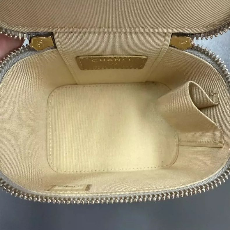 Chanel Chanel Gray Leather Makeup Bag with Chain Strap-yf Size ONE SIZE - 5 Thumbnail