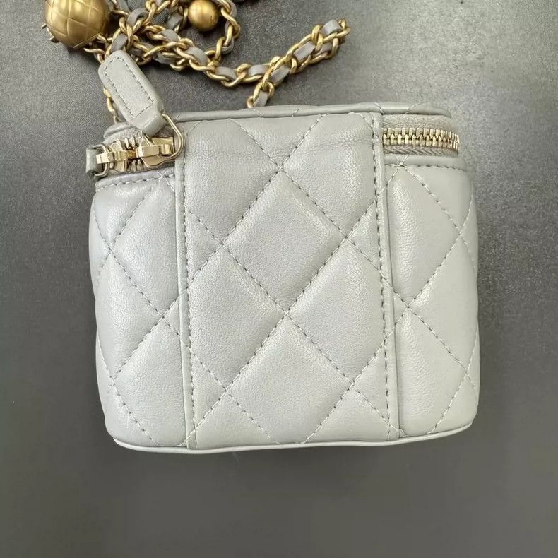 Chanel Chanel Gray Leather Makeup Bag with Chain Strap-yf Size ONE SIZE - 3 Thumbnail