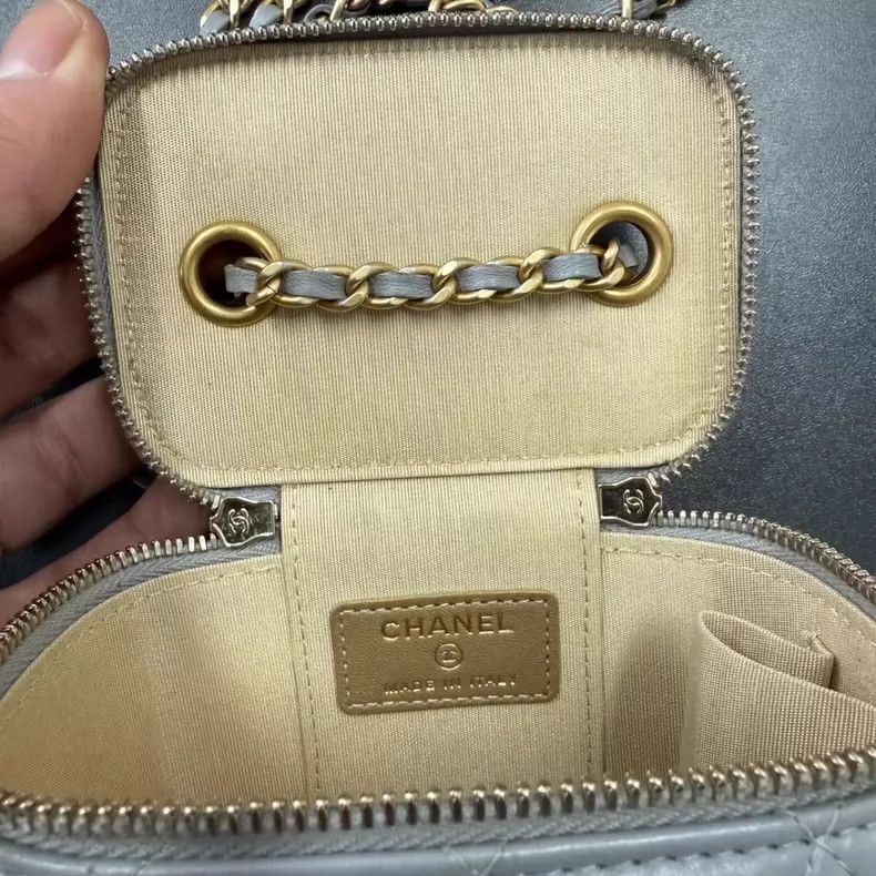 Chanel Chanel Gray Leather Makeup Bag with Chain Strap-yf Size ONE SIZE - 4 Thumbnail