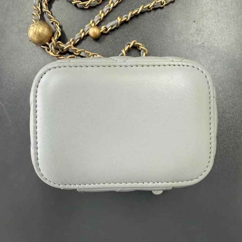 Chanel Chanel Gray Leather Makeup Bag with Chain Strap-yf Size ONE SIZE - 2 Thumbnail