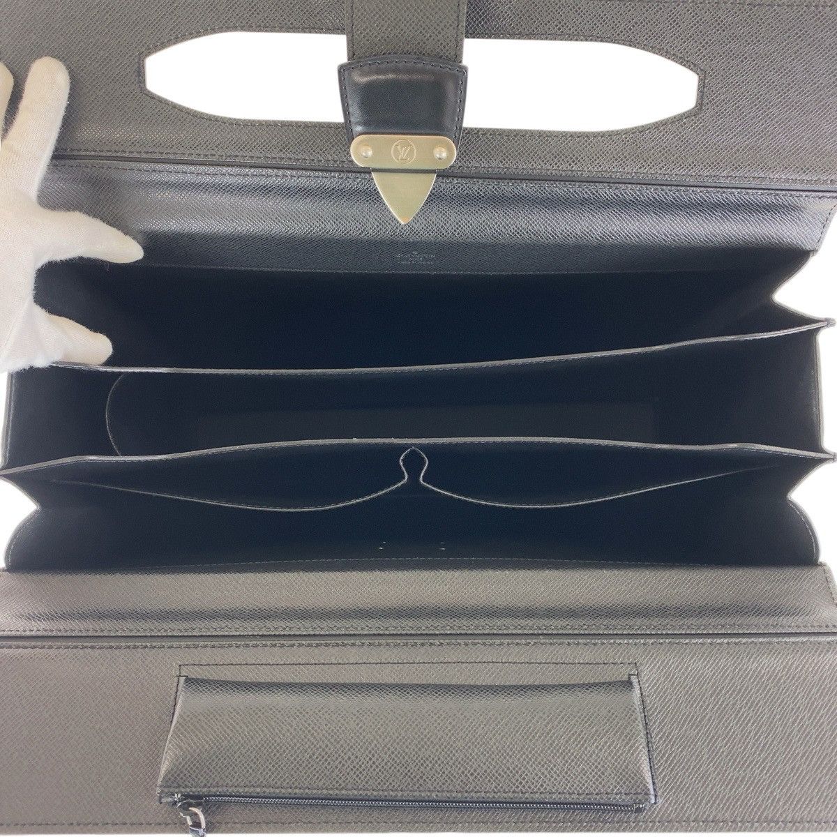 Louis Vuitton Louis Vuitton Louis Vuitton Taiga Pilot Case Briefcase M30022 Leather Business Bag M30022 DUTY FREE for USA Size ONE SIZE - 8 Thumbnail