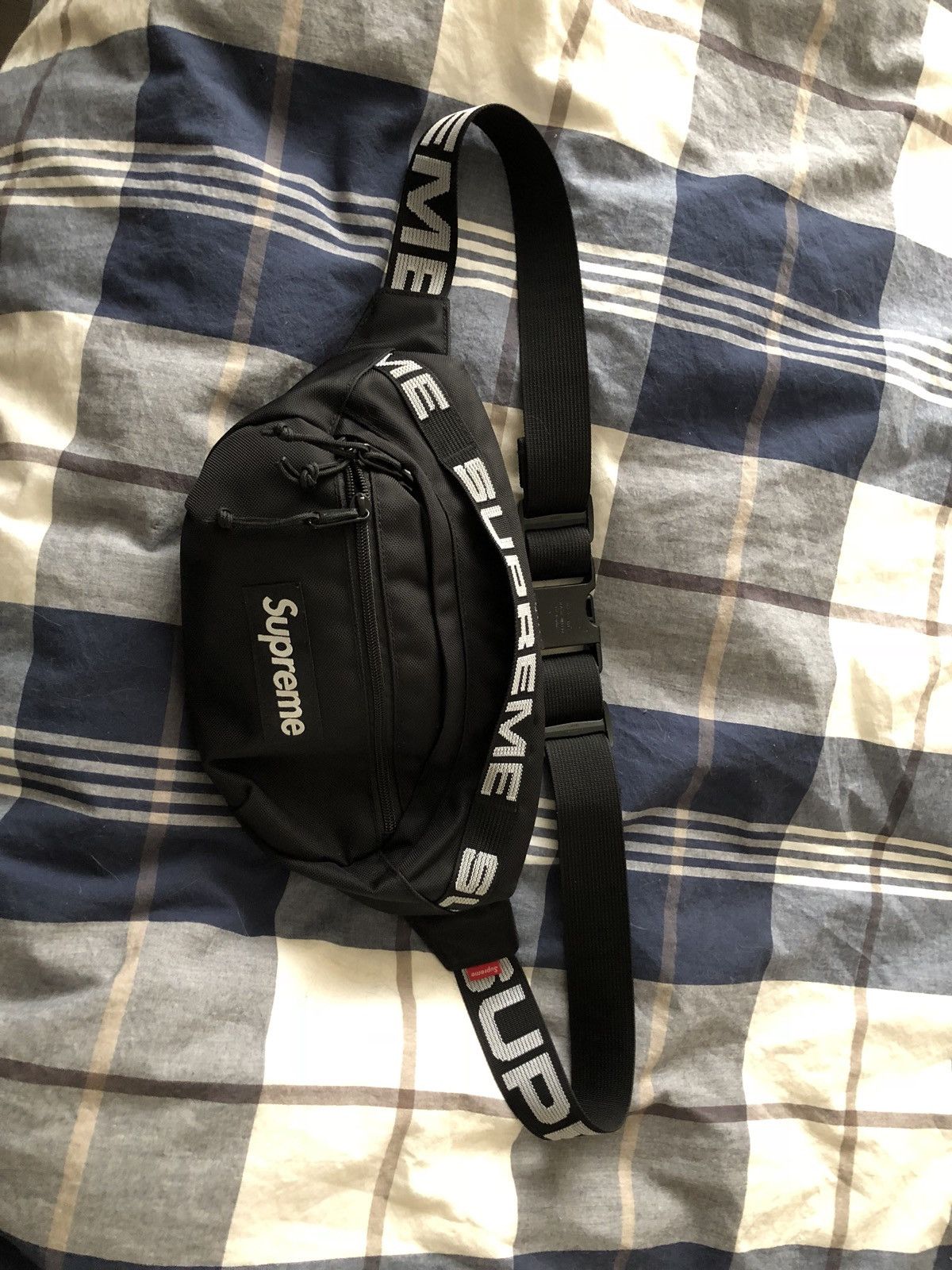 Supreme ss18 waist bag size hotsell