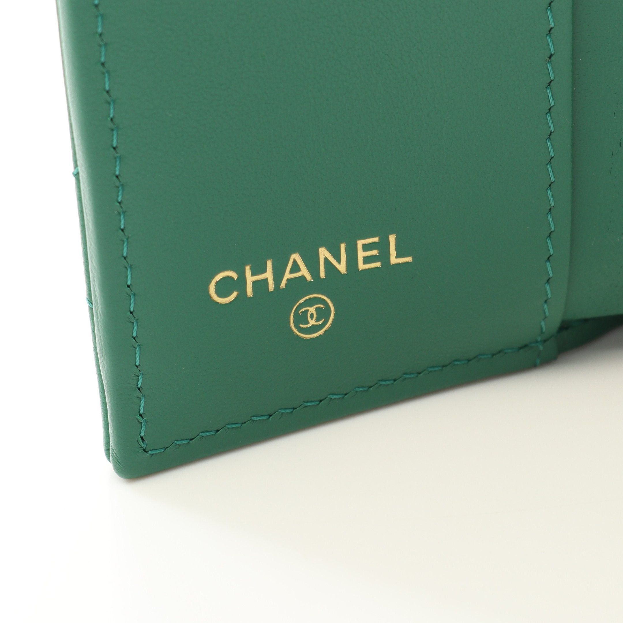 Chanel Chanel Chanel 19 Matelasse Trifold Wallet Lambskin Green Gold Hardware Size ONE SIZE - 4 Thumbnail